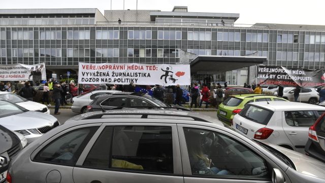 Nová televizní krize 20 let poté: Jen dnes se za ČT demonstruje v autech